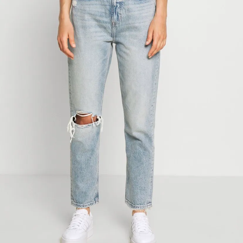 Äkta otroligt snygga jeans från American Eagle i storlek 36. Köpta för 729 kr, använda ett fåtal gånger och felfria. Bilder tagna från hemsidan men skriv privat om ni vill ha egna. Kan tas till Kalmar och Karlskrona annars står köparen för frakten. . Jeans & Byxor.