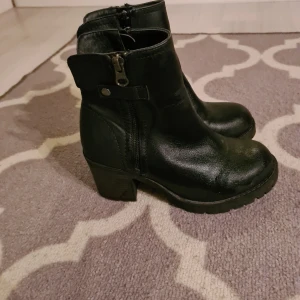 Högklackat - Högklackade skor med foder I 