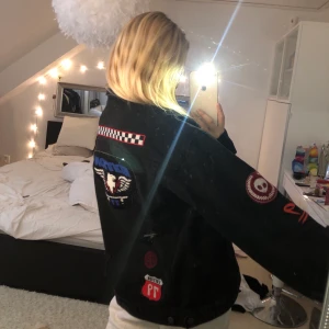 Jeansjacka med patches - Suuupersnygg o förtjänar att komma t bättre användning! Jeansjacka med patches / tygmärken passar en xs till L beroende på hur oversize man vill ha den💕🧚🏼