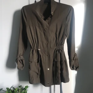 Jacka från Zara - Supersnygg jacka i superfin färg. Köpt på Zara. Använd Max 5 ggr, som ny. Kan dra åt den i midjan så varierar i storlek. 