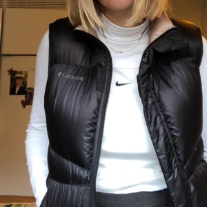 Columbia väst - intressekoll på denna balla väst från columbia!! går att vända ut & in så man kan välja vilken färg man vill fronta, den ena är svart & den andra en beige/guldaktig färg. Storlek M/L