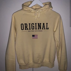 Gul hoodie  - Gul hoodie från ginatricot!