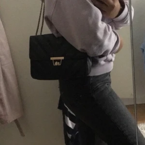 Axelväska - Säljer min axelväska köpt från chiquell. Snygg och passbar till det mesta! Kedjan har ändrat lite färg men inget som man tänker på! Önskade bilder skickas! Köparen står för frakt💗💗