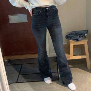 Säljer dessa snygga utsvängda jeans från zara i storlek 36! Jag är ca 170 lång. 🤍🌸 pris; 180kr + frakt(63kr)