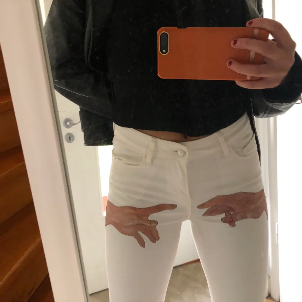 Handmålade vita bootcut jeans. Aldrig använda!! Jeansen är nya också. Jeans & Byxor.