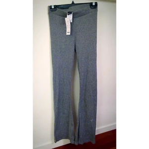  - Oanvända (prislapp kvar) ribbade, grå, flare byxor från gina tricot.