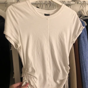 T shirt med snörning - Gullig t shirt med snörning på sidorna. Använd några enstaka gånger.