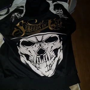 Mjukis sätt - Sparsamt använt, skit snyggt mjukissätt som tyvärr är för stora för mig nu, mjukis byxorna är st XL på och tjock tröjan M/L på. Nypris för bägge är 1400 men säljes för 700 för bägge.