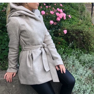 Kappa - Säljer denna jätte fina kappa pga inte min stil, jätte fint skick, storlek xs men skulle säga att den passar nog S-M också beroende på hur mycket man spänner åt i midjan, pris kan diskuteras vid snabb affär