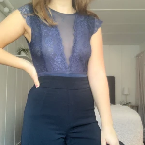 festlig body  - Fin body som endast är använd en gång, säljes då det inte är min stil. Fina detaljer som tex öppen rygg. Storlek xs. Köparen står för frakten. 