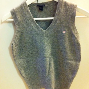  - Väst i ull från Gant
Sitter snyggt och figurnära på S
Mycket lite använd