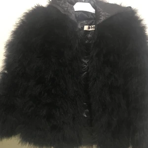 Svart pälsjacka  - Använd ett par gånger. Har köpt en ny och får ingen användning av denna.