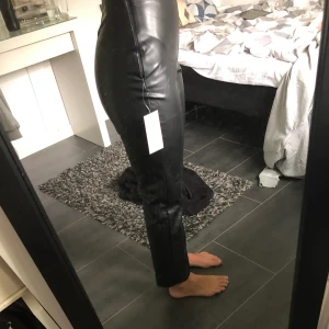 Byxor från BIANCAXNELLY  - Byxorna är i storlek 34. Helt oanvända med lapp och allt kvar. Säljes på grund utav att dom är lite för små för mig. 