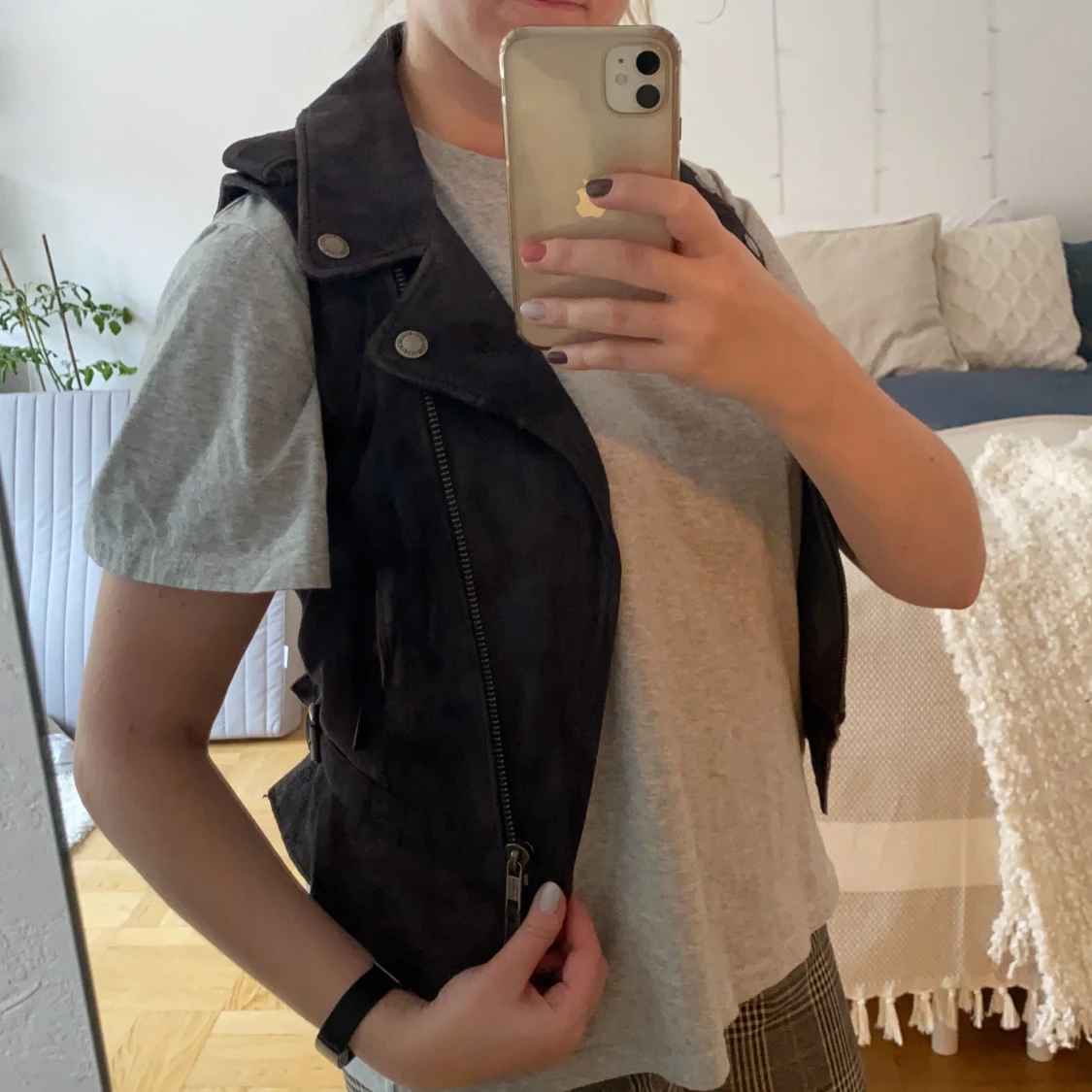 Grå läderväst med fina detaljer 