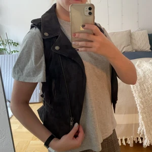 Grå läderväst med fina detaljer  - Grå läderväst från Diesel som aldrig använts eftersom jag inte vet hur jag ska styla den. Har en lite sliten look med fina detaljer, 100% lamb leather. In mötas eller så står köparen för frakten. 