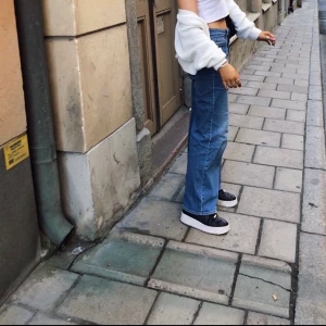 Jeans - Säljer mina lite mörkblåa raka baggy jeans. 