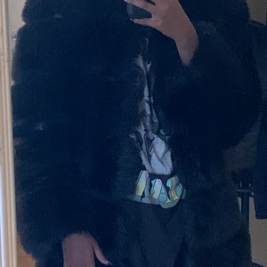 Pälsjacka - Använd enbart ett fåtal gånger. Jättefin men kommer inte till någon användning. Köparen står för frakt, men jag kan även mötas upp. Köpt för 1500kr. Skitbra till vintern då den verkligen håller en varm 💋