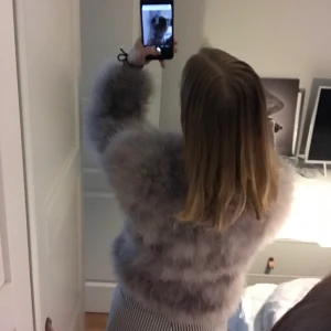 fluffjacka - hål i ena fickan därav priset