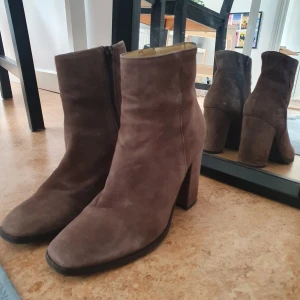 Mocka boots - Fina mocka boots säljer jag nu då jag inte tycker det är min stil längre❤ Går jätte fint ihop med kostymbyxor och en kappa, jeans eller klänning! De har ett syfel på kanten som jag märkte i butiken när jag köpte dem men fick rabatterat pris för dem! Inköpspris: 400kr🤟🏼