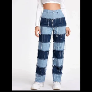 🦋NYA TRENDIGA JEANS (HELT NYA!!) 🦋 - Helt nya, säljer dem bara för att det var fel storlek för mig [storlek M] dem är sjukt fina och man kan göra otroligt snygga outfits med den. Det hamnar om att vara först till kvarn!! 🔥💯