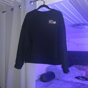 Sweatshirt - Oversize sweatshirt, använd ett fåtal gånger. Hel och välbehållen. Strl s men passar xs om man vill ha oversize💖💖 