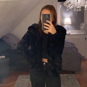 Fuskpälsjacka  - Använd en del men ser nästan ny ut. Nypris 550kr 