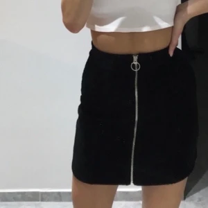 Svart kjol - Svart kjol mef dragkedja i mocka materal. Använd ett fåtal gånger. Fraktar. Köparen står för frakten. 