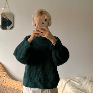 monki tjocktröja - stickad tjocktröja med hög krage, köpt på monki!