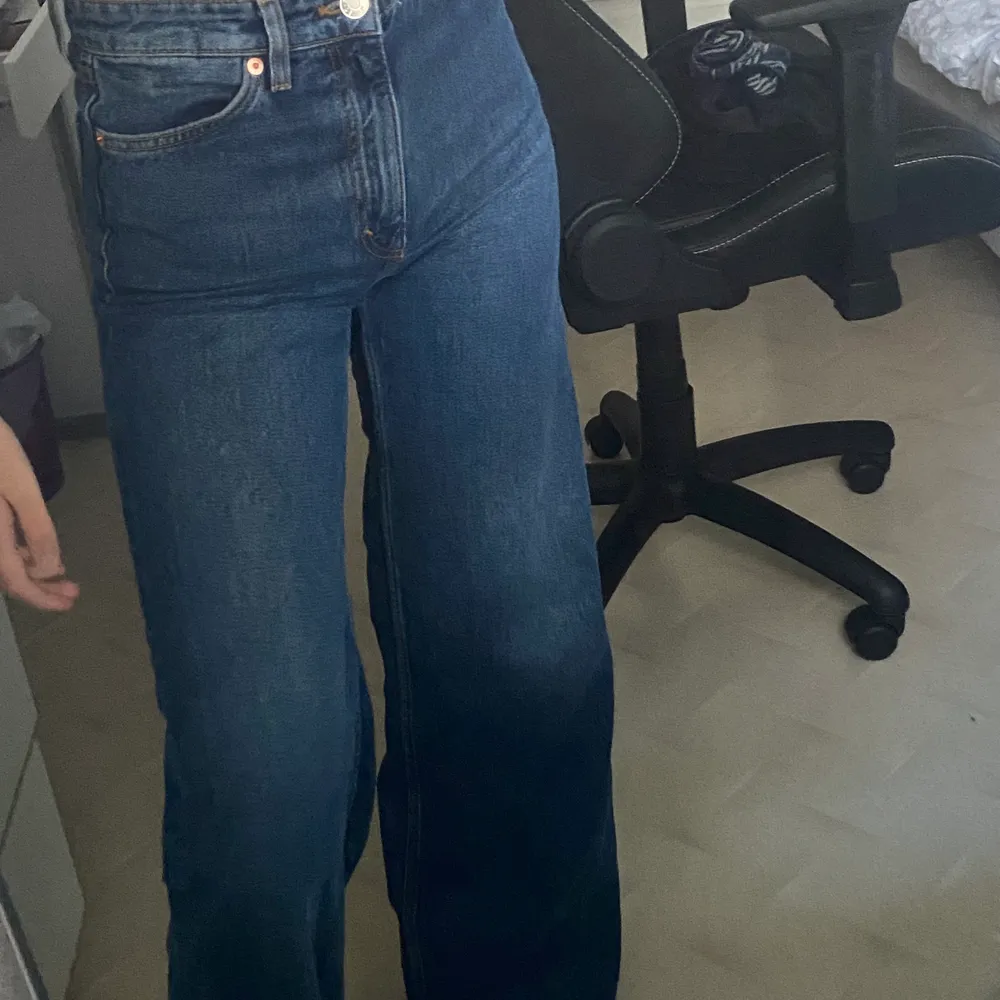 Säljer nu mina favorit jeans från monki i modellen Yoko, det är i stolek 24 men jag som brukar ha xs/s passar dom perfekt💗 frakten tillkommer🌸 . Jeans & Byxor.