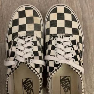 Vans storlek 39 - Ett par rutiga vans i storlek 39. De är i bra skick, dock lite slitna längst fram men inget som syns så mycket. Kan skicka fler bilder om det önskas. 
