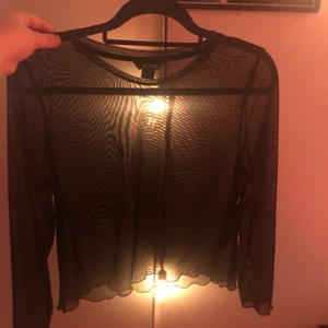 Monki mesh långärmad tröja  - Snygg långärmad meshtröja från Monki ~ inköpt för några år sedan och använd ungefär 3-4 gånger ~ väldigt bra skick ~ hämtas i Norrköping ev mot ersättning för fraktkostnad🌟  Passar S-L beroende på hur tight man vill ha den. Skitsnygg att ha ovanpå en färgglad bh eller under en tisha 