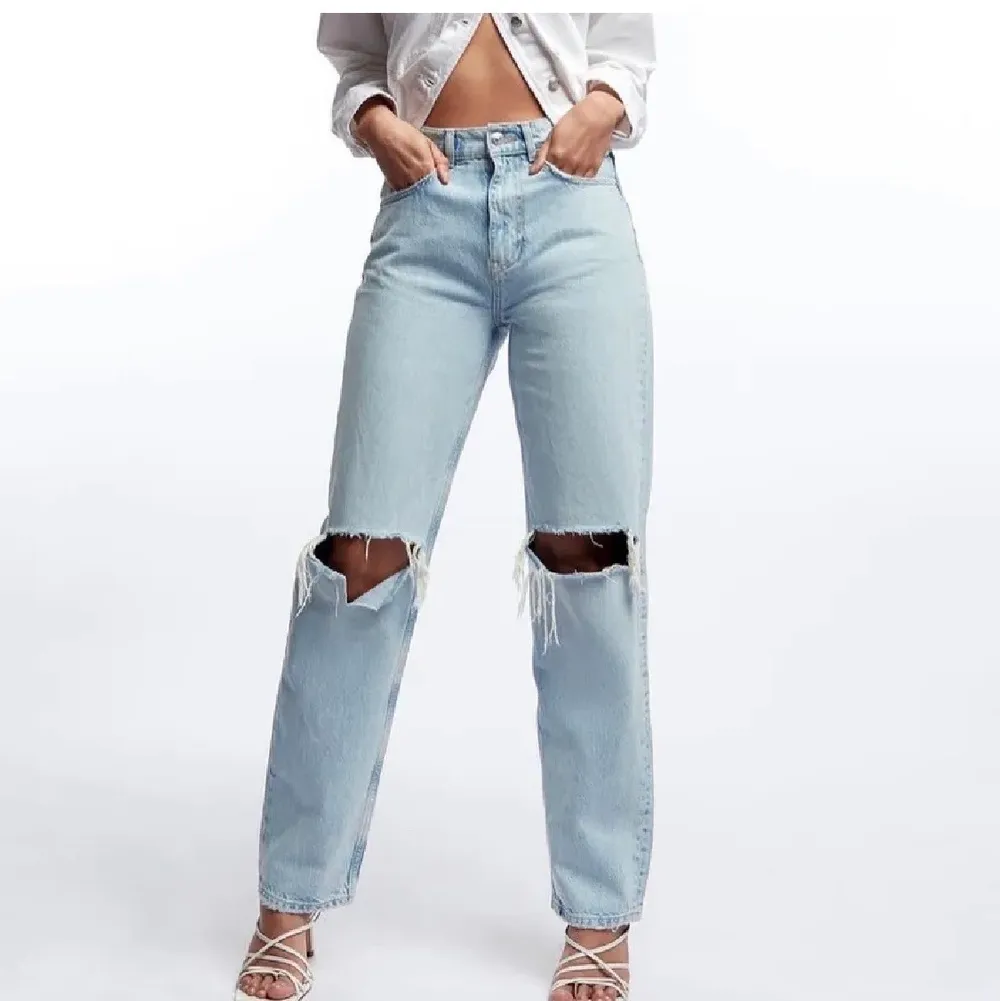 Säljer mina fina jeans från Gina i modellen 90S high waist! De är helt felfria och sparsamt använd, strl 36. Köpare står för frakt🥰. Jeans & Byxor.