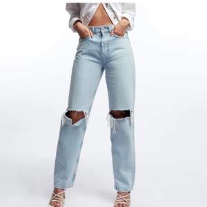 Säljer mina fina jeans från Gina i modellen 90S high waist! De är helt felfria och sparsamt använd, strl 36. Köpare står för frakt🥰
