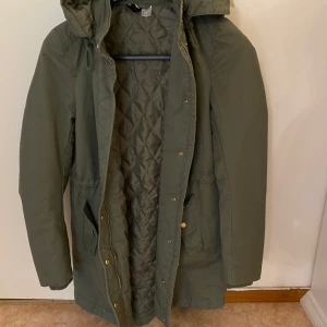 Jacka  - Helt ny jacka oanvänd jag tog bort prislappen trodde jag skulle använda men nej. Kan skicka men vet inte exakt va frakten kommer kosta. 