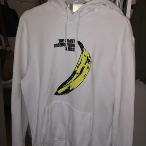 Hoodie - velvet underground  - Knappast använd hoodie från HM, the velvet underground tryck på framsidan. Sitter ganska bra på mig som är L skulle ej rekommendera denna på storlekar över då den sitter ganska tight på mig 