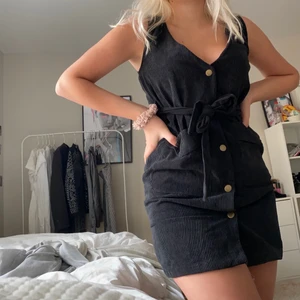 Svart manchesterklänning - Alldeles nyinköpt svart manchestklänninh second-hand. Tyvärr snäppet för liten för mig:( Skulle uppskatta klänningen till en XS-S