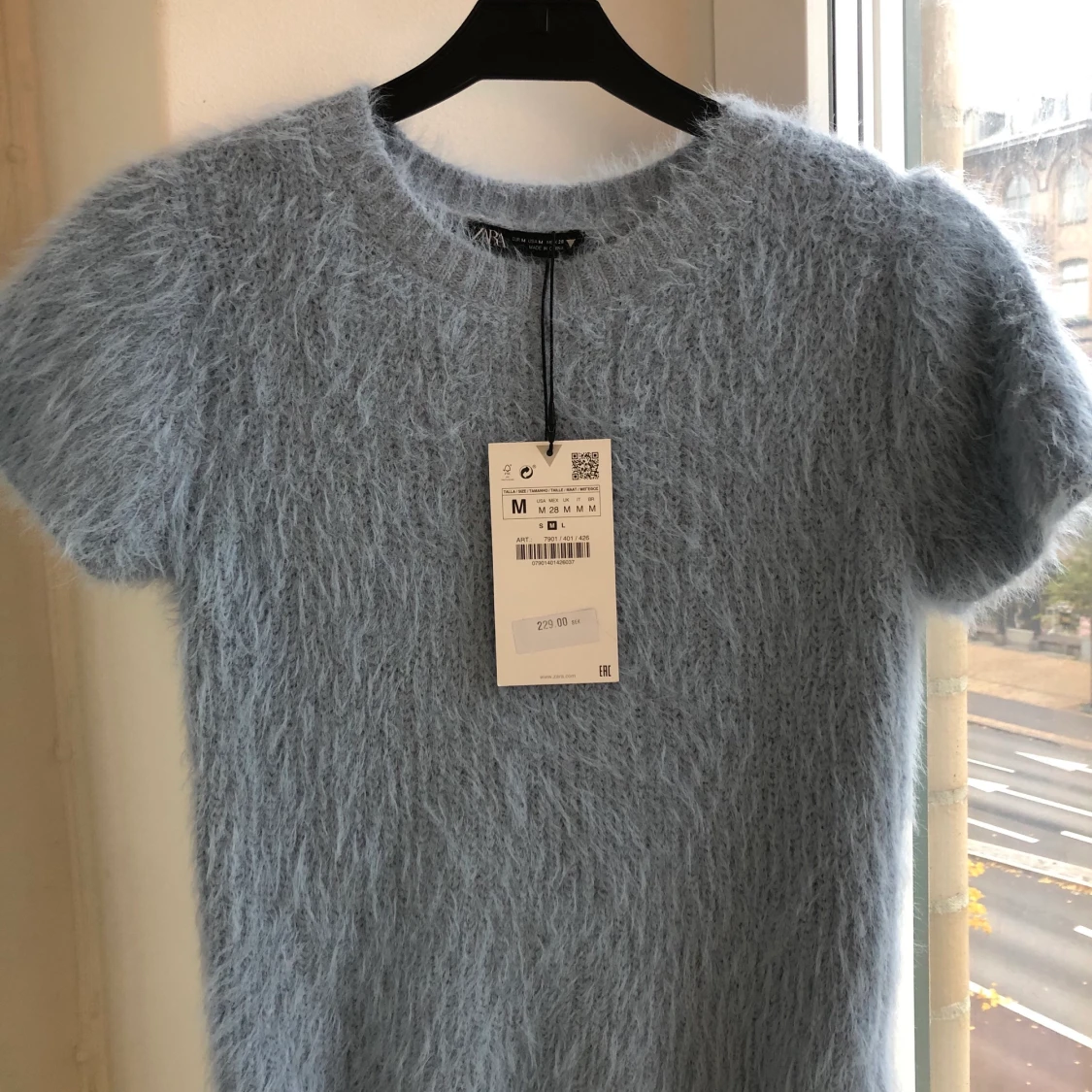 Fluffig ljusblå t-shirt  - 90