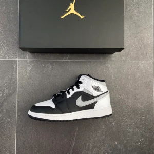 Air jordan 1 shadow mids - Helt nya och äkta, följande storlekar finns: 36x3 / 36,5 /37,5x3  EDIT: bara 43, 36, 