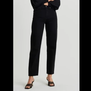 Gina 90s jeans, storlek 42 - Köpta 1 månad sedan men kommer sällan till användning pga de är lite för stora, de är använda få gånger. Hör gärna av er för fler bilder eller annat!