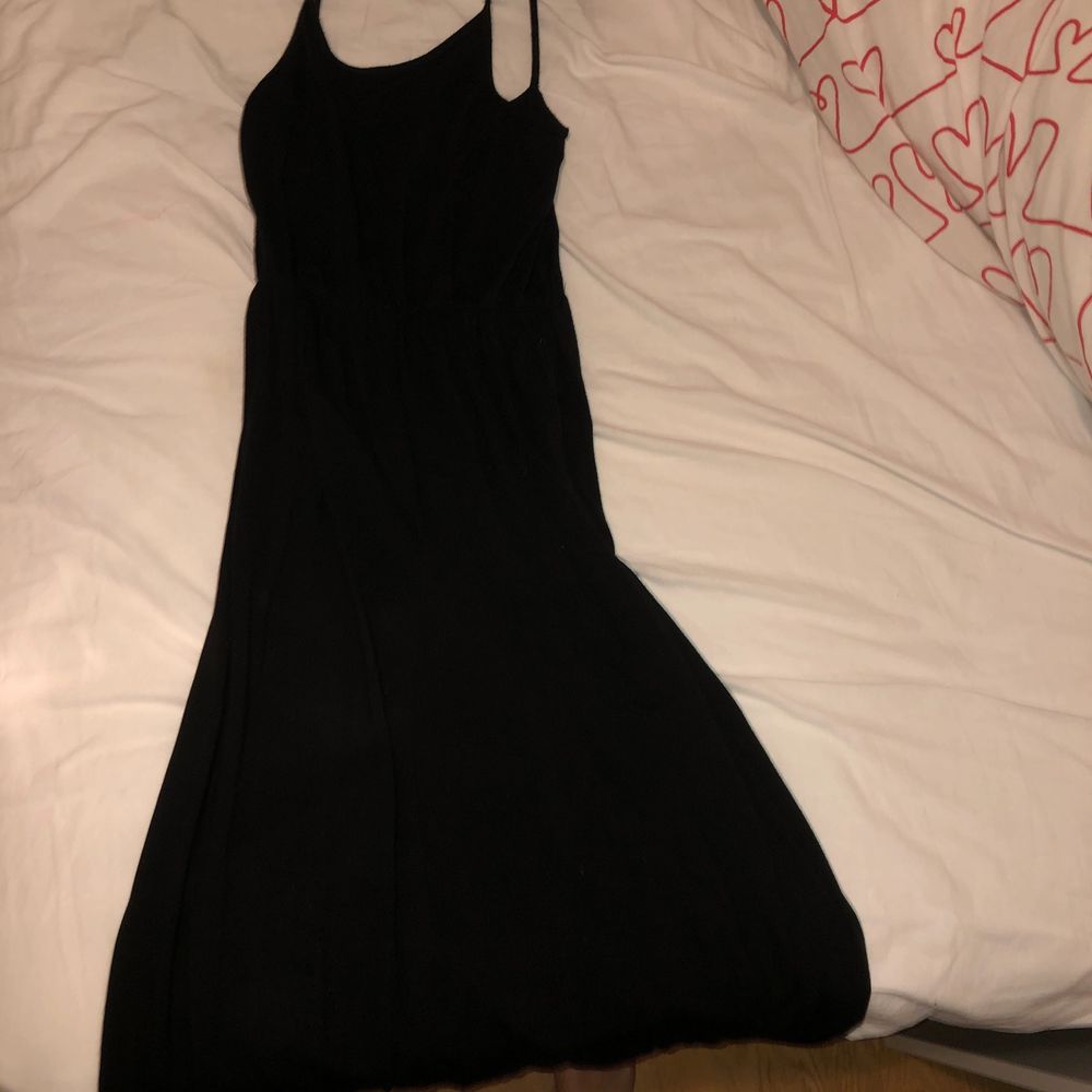 En svart långklänning i enormt skönt material men som inte kommer till användning då jag ej tycker om klänningar. Klänningar.