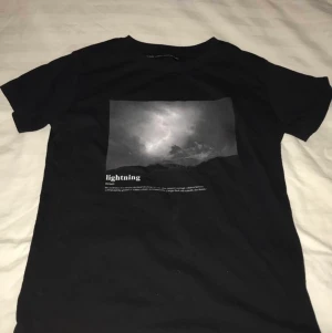 Oanvänd T-shirt  - Jag säljer en oanvänd t-shirt pga att den är för liten. Köpt från lager 157 och är i storlek Xs-S. Säljer den för 50kr. Frakt: 20kr