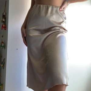 Kjol - Jättefin och stretchig silkeskjol, guld. Helt oanvänd(prislapp kvar). Passar xs/s. Köpt på boohoo💖💖