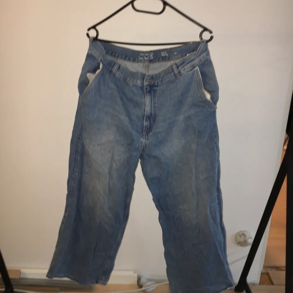 Sjukt snygg jeans från COS, ledsen för dåliga bilder! En ficka på rumpan, två fram. Mid rise, Wide Leg. Jeans & Byxor.