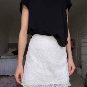 Spetskjol från Hollister - Vit sommrig spetskjol från Hollister. Säljes för 50 kr. Köparen står för frakten.