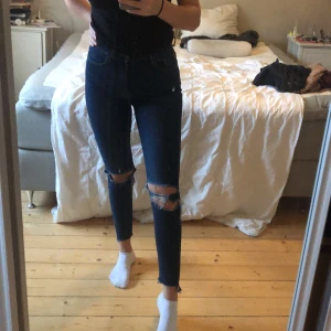 Pull & Bear jeans strl 34  - Snygga tajta jeans med hål på knäna och slitningar nere vid anklarna. Använda få gånger och är i ett bra skick! Köparen står för frakten💕 