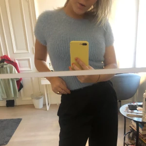 Fluffig ljusblå t-shirt  - SÅ mysig & snygg fluffig tröja från Zara. Aldrig använd, prislapp kvar. Har massor av snygga toppar uppe på min profil - kombinera gärna fraktpriset genom att köpa andra plagg. 🤩