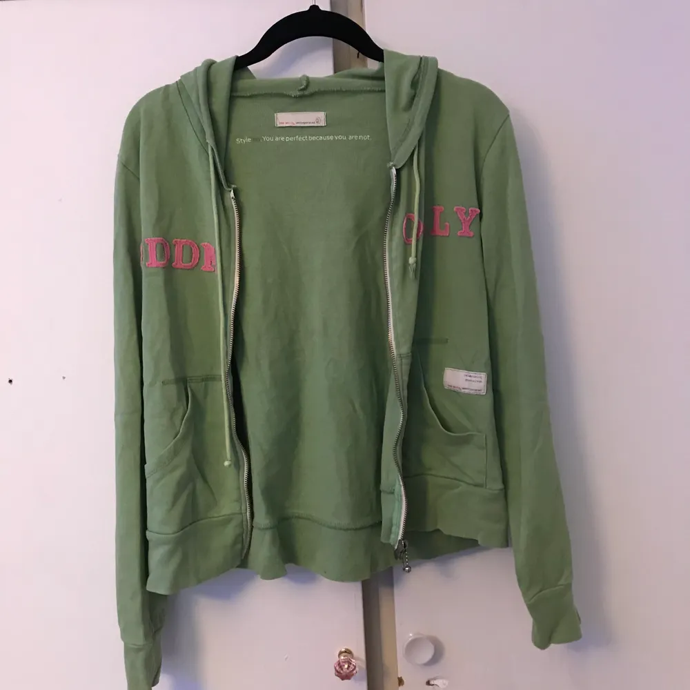 Superfin ljusgrön kofta/zipup-hoodie med rosa text. Frakt tillkommer. . Tröjor & Koftor.