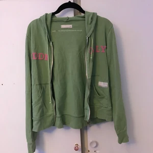 Oddmolly tröja - Superfin ljusgrön kofta/zipup-hoodie med rosa text. Frakt tillkommer. 
