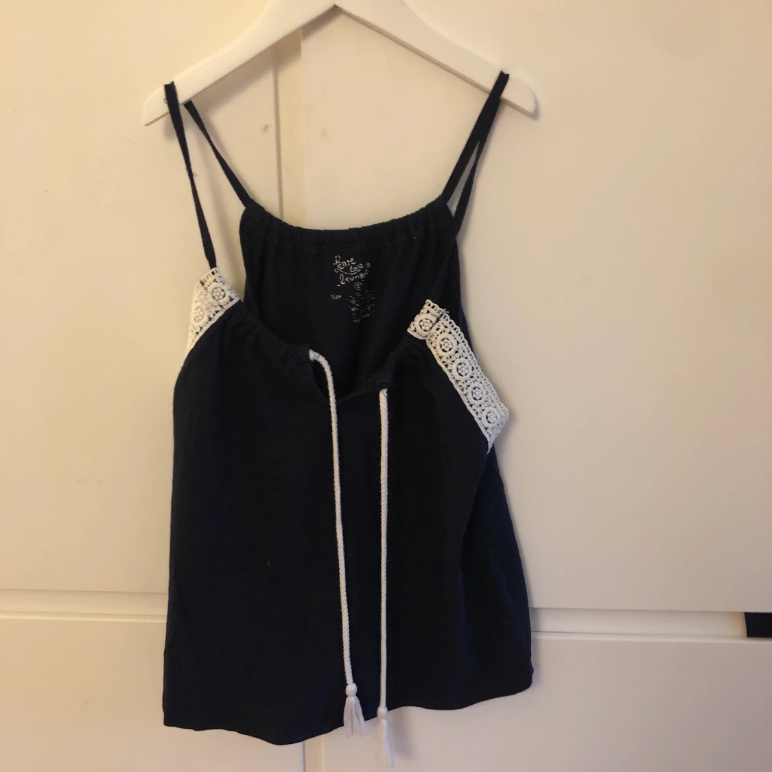 Blått linne med vita detaljer - 90