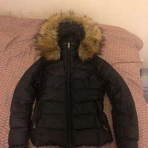 ROCKANDBLUE jacka - Säljer denna superfina ROCKANDBLUE jackan då jag använde den endast förra vintern. Jackan är i bra i mycket bra skickt. Använder inte den längre då den inte är min stil. Jackan är äkta men pälsen är fake. Priset går att diskutera. Köparen står för frakten😊